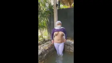 Ngentot Tante STW Di Pemandian Umum Sampai Menjerit